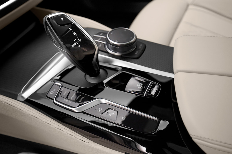 新型5シリーズのシート、シフトノブまわり