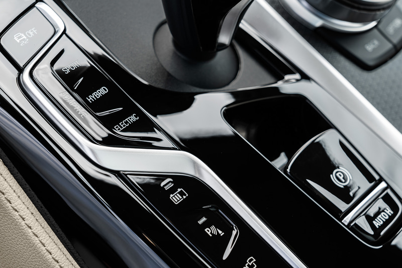 新型5シリーズのシート、シフトノブまわり