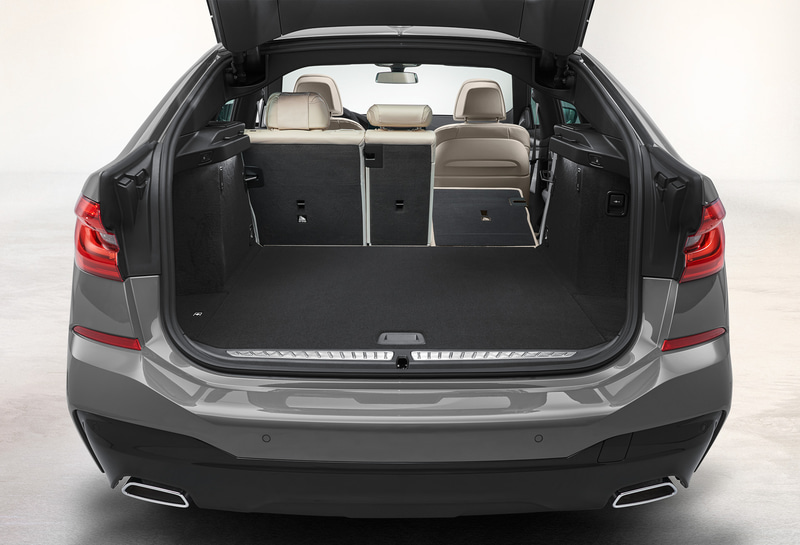 リアシートは40：20：40分割可倒方式