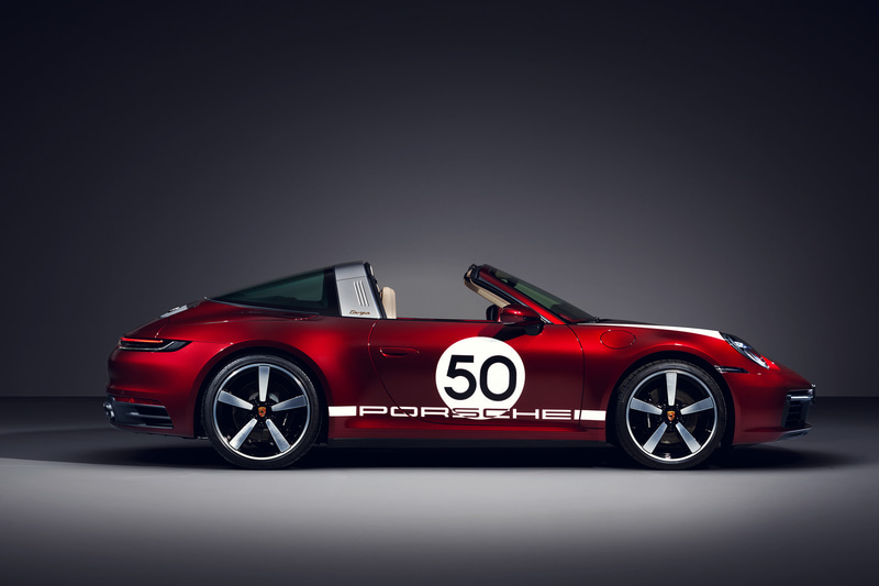 チェリーメタリックカラーの911 タルガ 4S ヘリテージデザインエディション