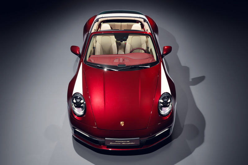 チェリーメタリックカラーの911 タルガ 4S ヘリテージデザインエディション