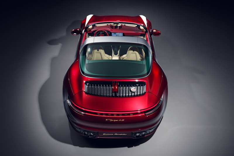 チェリーメタリックカラーの911 タルガ 4S ヘリテージデザインエディション