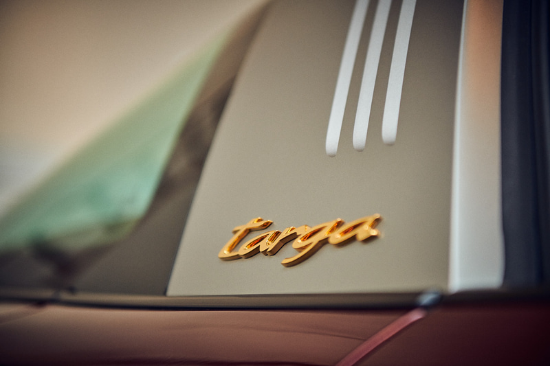 チェリーメタリックカラーの911 タルガ 4S ヘリテージデザインエディション