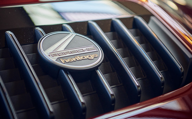 チェリーメタリックカラーの911 タルガ 4S ヘリテージデザインエディション