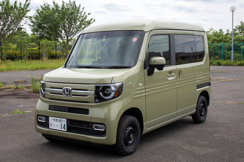 +STYLE COOLと+STYLE FUNは集中ロック式なのでテールゲートのロック機構は電気式。その他のグレードはワイヤーで引く構造。今回の話は電気式のロック機構が題材