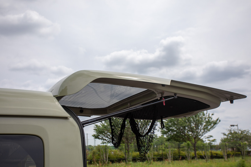 大型のテールゲートなので後方確認なしで開けると車外の人や構造物などにゲートを当ててしまうこともある。それを防ぐことを含めて室内から開けられないようにしているとのこと