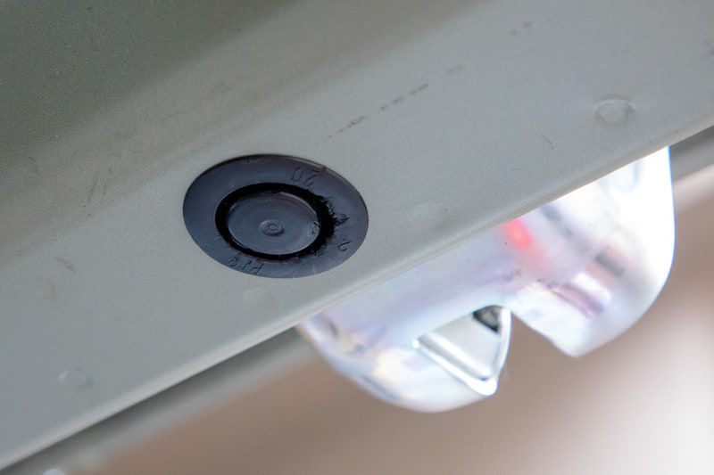 バッテリー上がりなどでゲートが開かなくなった際はサービスホールのフタを外し、開いた穴にマイナスドライバーを刺すとロック機構を手動で解除できる