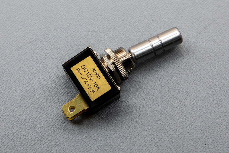 スイッチを取り付けに必要な穴径は12φ