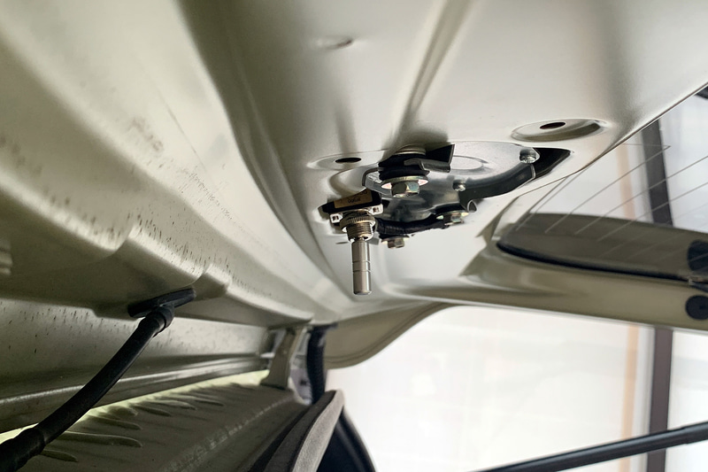 クリップの位置ともチェック。ここならカバーの平面部分の穴開けが可能