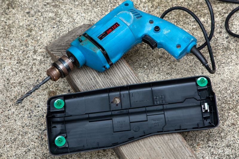 まずはドリルで適当な穴を開ける