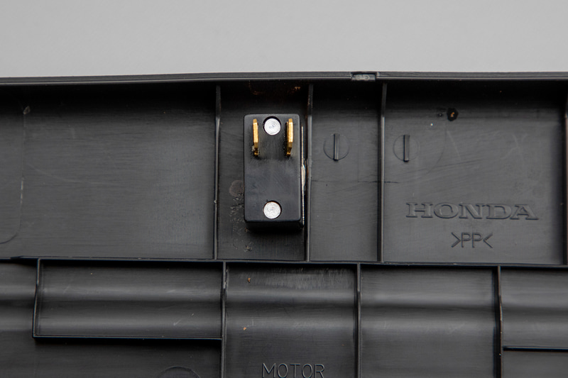 縦のリブにピッタリ沿う位置に付いたのでスイッチが回転してしまうこともない