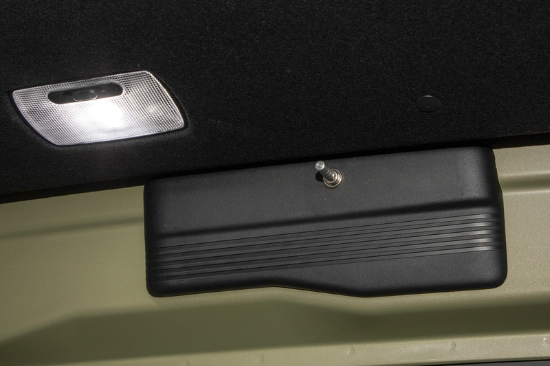 室内から見た感じ。ルーフライニングに近いので荷物が当たってスイッチを操作してしまうは起こりにくいと思うし、荷室容量にもほぼ影響がないだろう