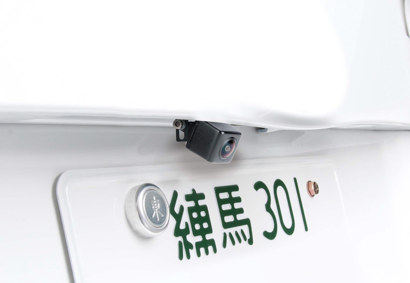 水平画角140度の広角レンズによりワイドな視野角を実現する<a href="https://www.datasystem.co.jp/products/rvc801/index.html" class="n" target="_blank">「リアVIEWカメラRVC801」</a>は8800円（税別）