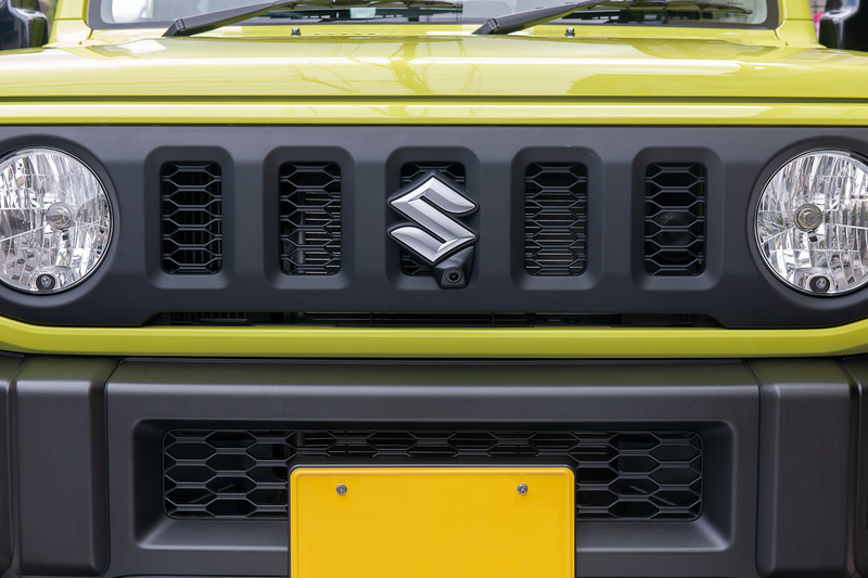 データシステムではクルマのエンブレムに装着する<a href="https://www.datasystem.co.jp/products/fck/index.html" class="n" target="_blank">「エンブレムフロントカメラキットFCK series」</a>を発売。価格は2万1800円～。写真は左から「ホンダ N-BOX」「ホンダ N-VAN」「スズキ ジムニー」で、他に「トヨタ ハイエース」「ホンダ オデッセイ」用もある