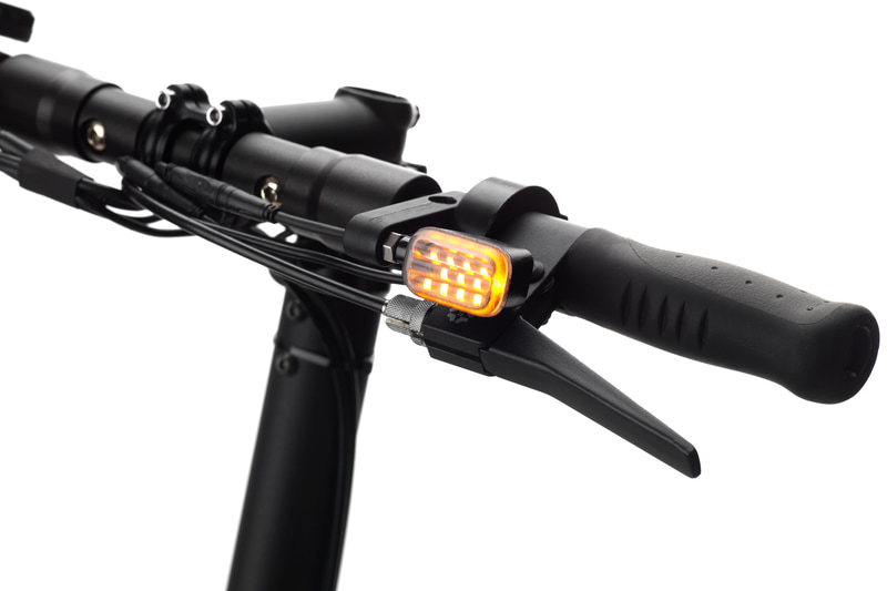 ウィンカーなどの灯火類を装備し、保安基準に適合