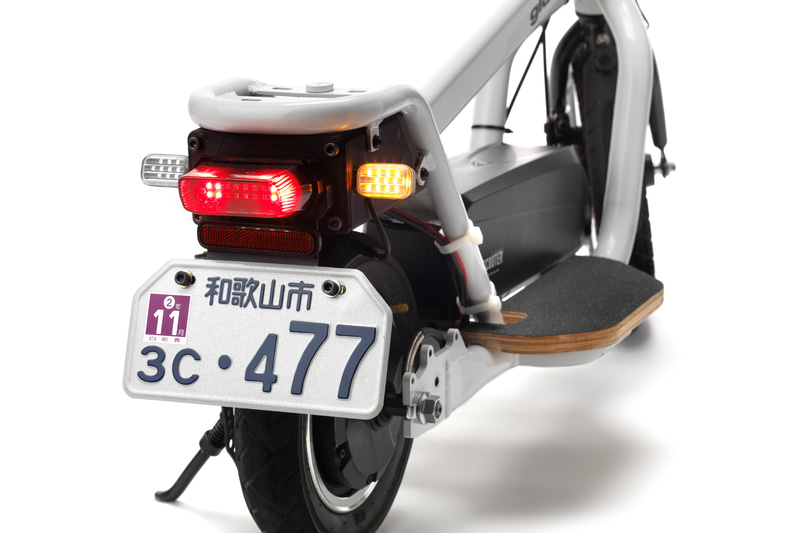 ウィンカーなどの灯火類を装備し、保安基準に適合