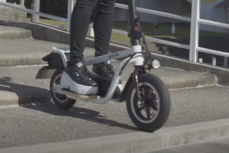 前後異径タイヤと高い車高により道路の段差も乗り越えやすい設計