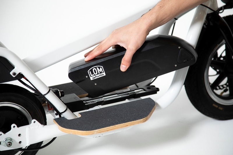 バッテリーは着脱可能で、バッテリーの交換も可能