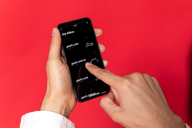 スマートフォンのアプリによって電源のON/OFFや航続距離などの確認ができる