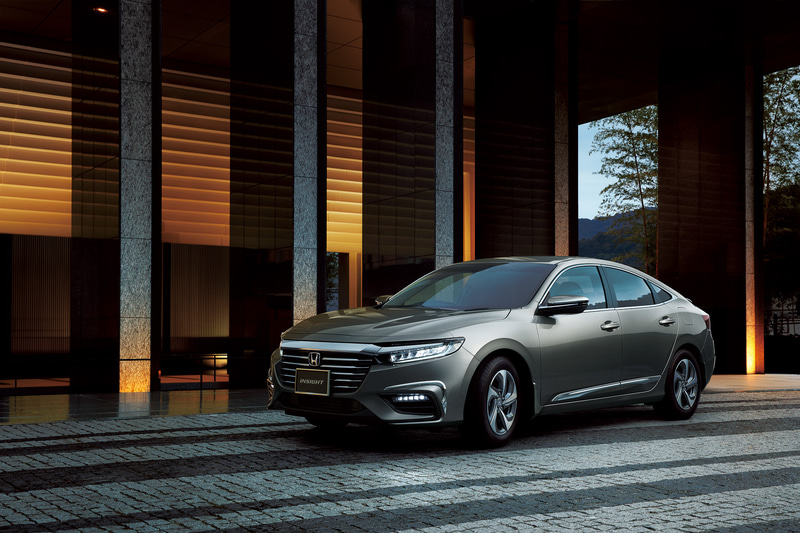 “Premium Sporty Style”のイメージ。両サイドにあるグリントブラックのアクセントがリアビューをよりスポーティに演出する「トランクスポイラー」は5万2800円