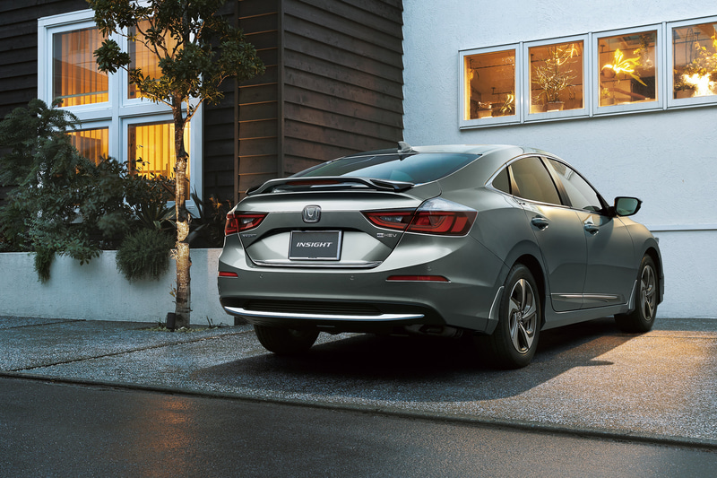 “Premium Sporty Style”のイメージ。両サイドにあるグリントブラックのアクセントがリアビューをよりスポーティに演出する「トランクスポイラー」は5万2800円