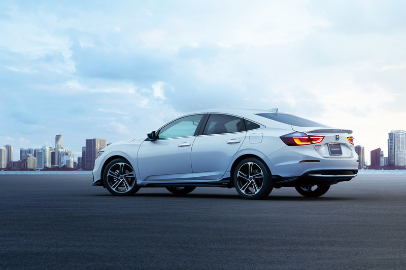 “Black Sporty Style”のイメージ。「フロントグリルガーニッシュ」は1万5400円、「ブラックエンブレム」（Hマーク2個＋車名エンブレム）は1万4850円。切削/グリントブラック塗装の18インチアルミホイール「MS-040」のサイズは18×7J、インセット45mm。価格は4万6200円/本