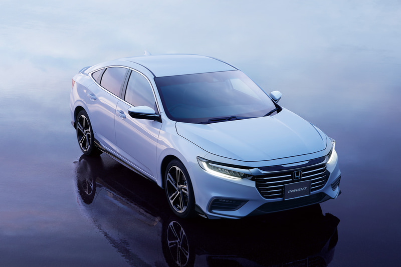 “Black Sporty Style”のイメージ。「フロントグリルガーニッシュ」は1万5400円、「ブラックエンブレム」（Hマーク2個＋車名エンブレム）は1万4850円。切削/グリントブラック塗装の18インチアルミホイール「MS-040」のサイズは18×7J、インセット45mm。価格は4万6200円/本