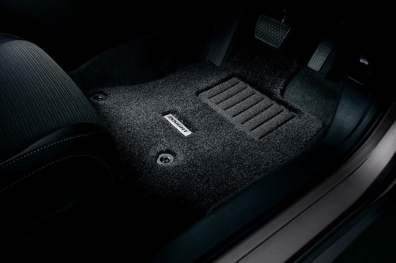 毛足の長い上質な風合いで、足下に高級感をプラスする「フロアカーペットマット」（プレミアムタイプ）は4万8400円