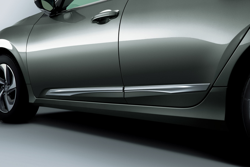 フロントからリアに流れるクロームメッキのラインがサイドビューを引き締める「ドアロアガーニッシュ」（クロームメッキ/フロント・リア用左右4枚セット）は3万8500円