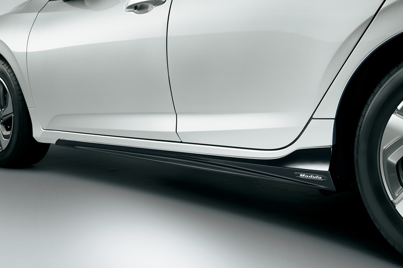 “Black Sporty Style”のロアスカートはフロント（3万3000円）、サイド（4万4000円）、リア（3万3000円）用を用意