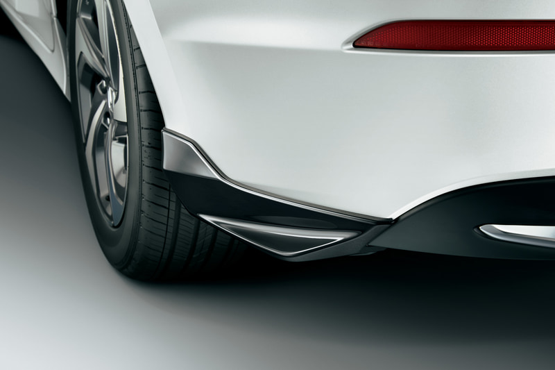 “Black Sporty Style”のロアスカートはフロント（3万3000円）、サイド（4万4000円）、リア（3万3000円）用を用意