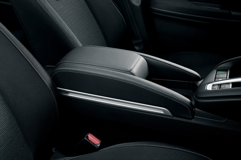 肘をゆったりとかけられる大型のアームレスト「アームレストコンソール」（本体/LEDイルミネーション付＋取付アタッチメント）は5万5000円