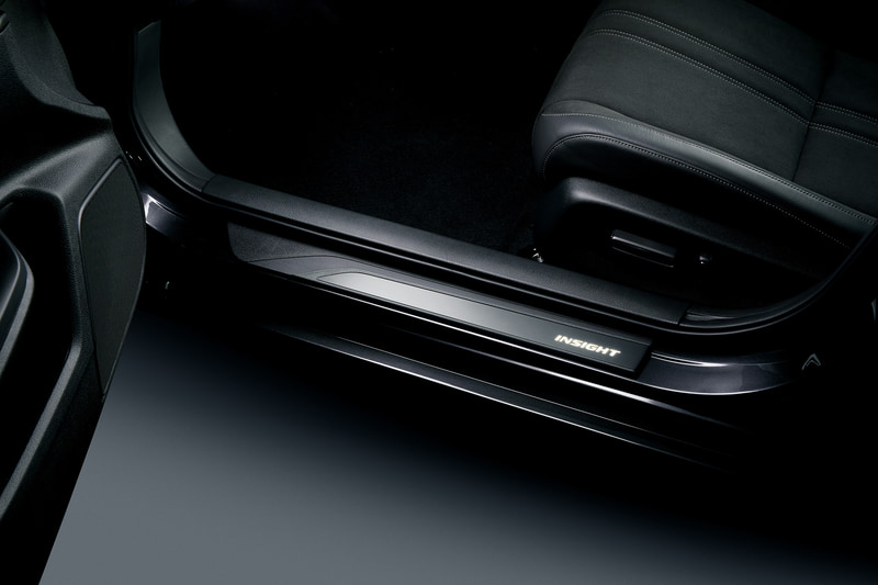 ドアを開けるとキャンドルホワイトに光るINSIGHTロゴが浮かび上がる「サイドステップガーニッシュ」（LEDイルミネーション付/アルミ（ブラックアルマイト）製/フロント用左右セット）は3万800円