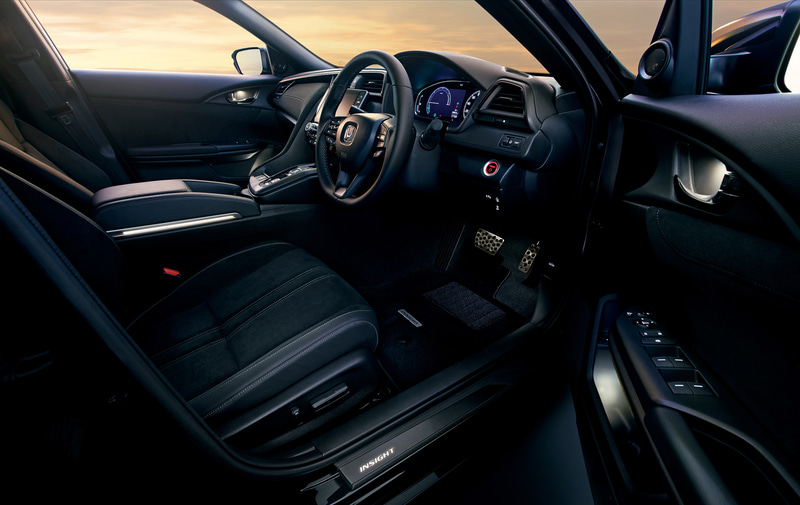 ドアの開け閉めやスモールランプなどに連動して、前席の足下に優しいキャンドルホワイトの光が点灯する「フットライト」（LEDイルミネーション/フロント用左右セット）は1万1000円。また、スモールランプに連動して、車室内にやわらかなキャンドルホワイトのLED光が点灯する「インナードアハンドル＆ドアポケットイルミネーション」（LEDイルミネーション/フロントドア用左右セット）は1万4300円