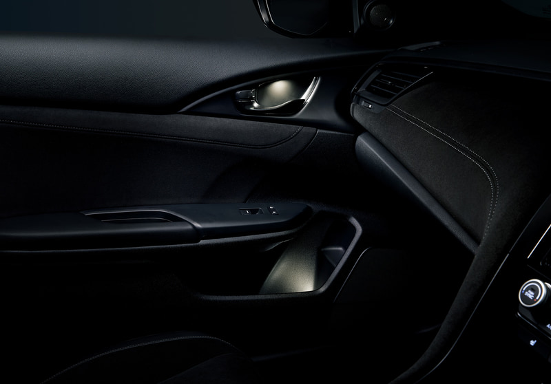 ドアの開け閉めやスモールランプなどに連動して、前席の足下に優しいキャンドルホワイトの光が点灯する「フットライト」（LEDイルミネーション/フロント用左右セット）は1万1000円。また、スモールランプに連動して、車室内にやわらかなキャンドルホワイトのLED光が点灯する「インナードアハンドル＆ドアポケットイルミネーション」（LEDイルミネーション/フロントドア用左右セット）は1万4300円