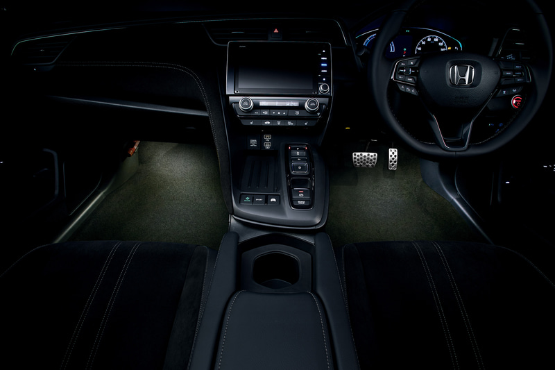 ドアの開け閉めやスモールランプなどに連動して、前席の足下に優しいキャンドルホワイトの光が点灯する「フットライト」（LEDイルミネーション/フロント用左右セット）は1万1000円。また、スモールランプに連動して、車室内にやわらかなキャンドルホワイトのLED光が点灯する「インナードアハンドル＆ドアポケットイルミネーション」（LEDイルミネーション/フロントドア用左右セット）は1万4300円