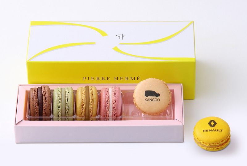 ルノースペシャルパッケージは「カングー」のイラスト、ルノーのロゴの2種類のプリントが施された人気の6つのフレーバーが楽しめるマカロン詰合わせ
