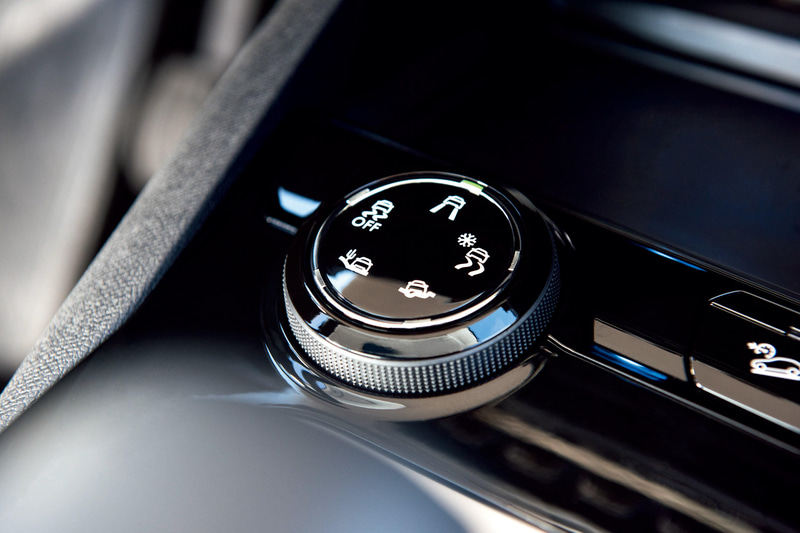 アドバンスドグリップコントロール（ヒルディセントコントロール付）を追加して悪路走破性を向上