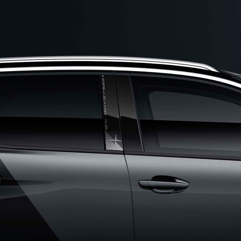 左右Bピラーのリアドア側にステッカーを装着