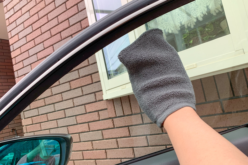 窓ガラスの内側やワイパーブレードの汚れも拭き取っておきたい
