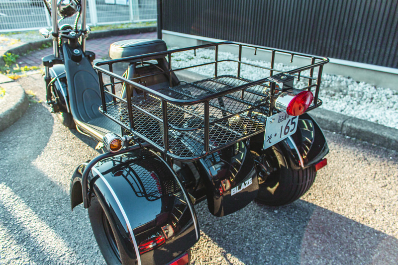 別売りの専用大型ラックは鉄製で4つのボルトで簡単に着脱可能。寸法：660×500×150mm（幅×奥行×高さ）、耐重量：25kg。価格2万8800円（税別）