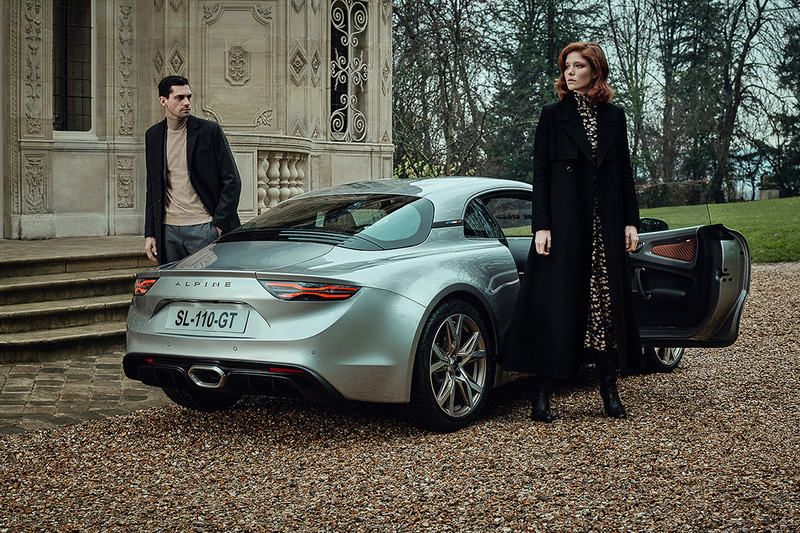 アルピーヌ A110 リネージ GTのエクステリアでは、専用の淡いゴールドカラー「ペール ゴールド」のエンブレムや18インチアロイホイール、クリアタイプのLEDテールランプなどを採用