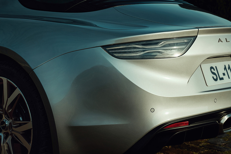 アルピーヌ A110 リネージ GTのエクステリアでは、専用の淡いゴールドカラー「ペール ゴールド」のエンブレムや18インチアロイホイール、クリアタイプのLEDテールランプなどを採用