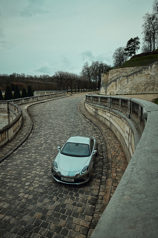 アルピーヌ A110 リネージ GTのエクステリアでは、専用の淡いゴールドカラー「ペール ゴールド」のエンブレムや18インチアロイホイール、クリアタイプのLEDテールランプなどを採用