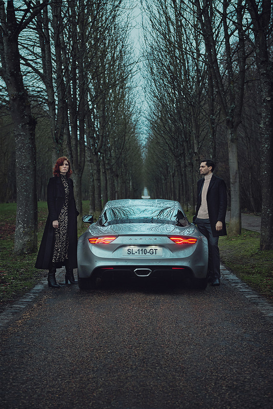 アルピーヌ A110 リネージ GTのエクステリアでは、専用の淡いゴールドカラー「ペール ゴールド」のエンブレムや18インチアロイホイール、クリアタイプのLEDテールランプなどを採用