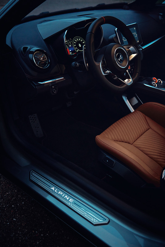 インテリアではアンバーブラウンのレザースポーツシートを装備するとともに、銅色アウトライン入りブリリアントカーボンインサート、シリアルナンバープレートなどを装備。また、購入者にはインテリアカラーと同じアンバー ブラウンの「エクスクルーシブラゲッジ」（ウィークエンダー 1個、トラベルキット 2個）をプレゼント