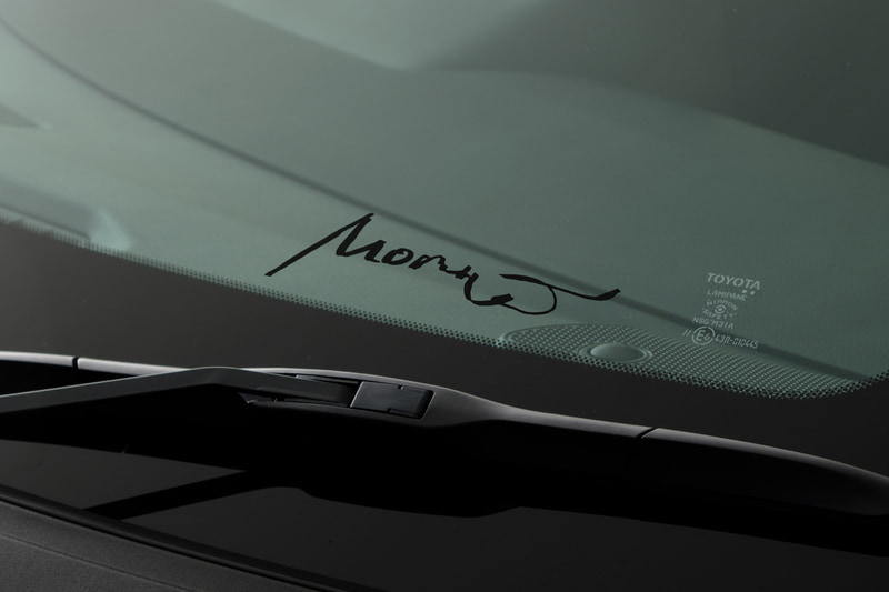 先行予約限定モデルの特別仕様車「RZ“High-performance・First Edition”」と特別仕様車「RZ“First Edition”」には「モリゾウサイン」が入ったウインドシールドガラスが特別装備される。（写真はRZ“First Edition”のモリゾウサイン）