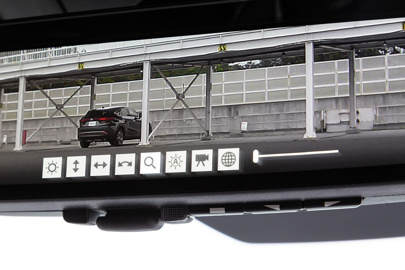 デジタルインナーミラーのメニュー。明るさ、リアカメラの上下左右の調整、言語の選択（日本語または英語）などの選択ができる。操作ボタンはミラー部の下側にある