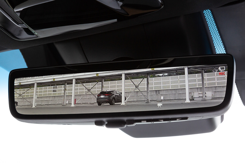 デジタルインナーミラーの表示。写真左は最も広角な表示、右は最も拡大した表示