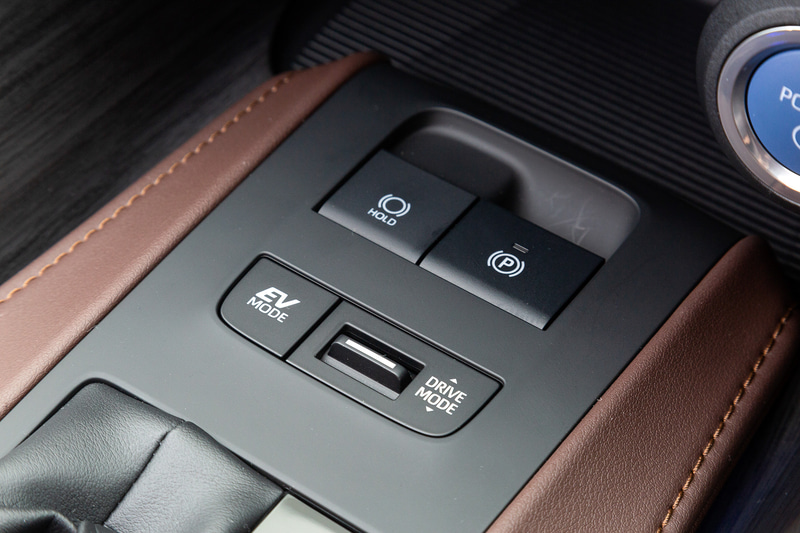 ブラウン本革を採用するハイブリッドの「G“Leather Package”」のインテリア。インパネから左右のドアトリムにかけたボリューム感のあるラインにより、大らかに広がる雰囲気を演出して包み込まれるような安心感と居心地のいい空間を表現。また、幅広く堂々としたセンターコンソールは乗馬用の鞍をイメージしたデザインで、新型ハリアーのハイライトの1つになっている